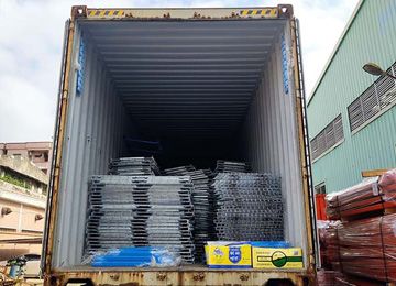 發(fā)往英國(guó)的東莞市重型貨架裝柜了【易達(dá)貨架】