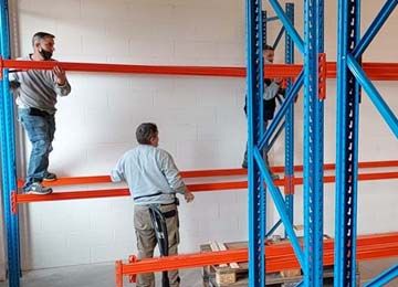 深圳重型貨架生產(chǎn)企業(yè)意大利客戶定制的托盤式貨架安裝中【易達(dá)貨架】