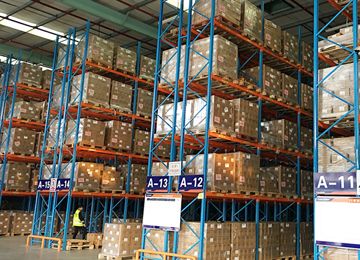 深圳市重型貨架離墻多少距離合適？【易達(dá)貨架】