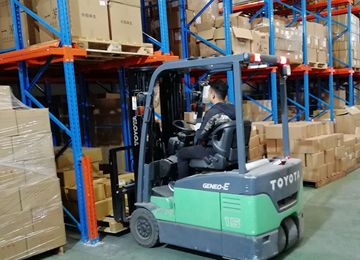 長安東莞倉儲貨架駛?cè)胧截浖芸梢詫崿F(xiàn)先進先出嗎？【易達貨架】