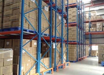 物流倉儲(chǔ)貨架都需要定制嗎？莆田市貨架廠解析【易達(dá)貨架】