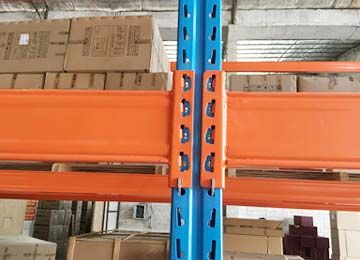 卡扣的庫房倉儲(chǔ)組合貨架穩(wěn)固嗎？【易達(dá)貨架】