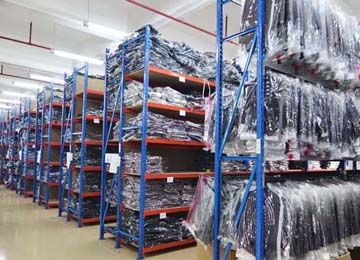 服裝中型貨架倉儲貨架可以掛存嗎？【易達貨架】