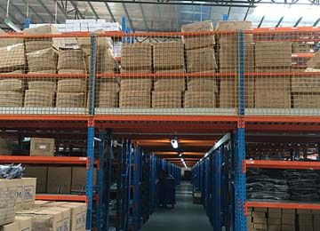 東莞閣樓平臺(tái)貨架可以用移動(dòng)機(jī)器人存取貨嗎？【易達(dá)貨架】