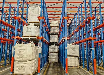 福州貫通式貨架適合什么行業(yè)存儲貨物？【易達貨架】
