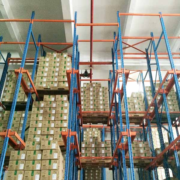 駛?cè)胧絺}(cāng)庫(kù)貨架